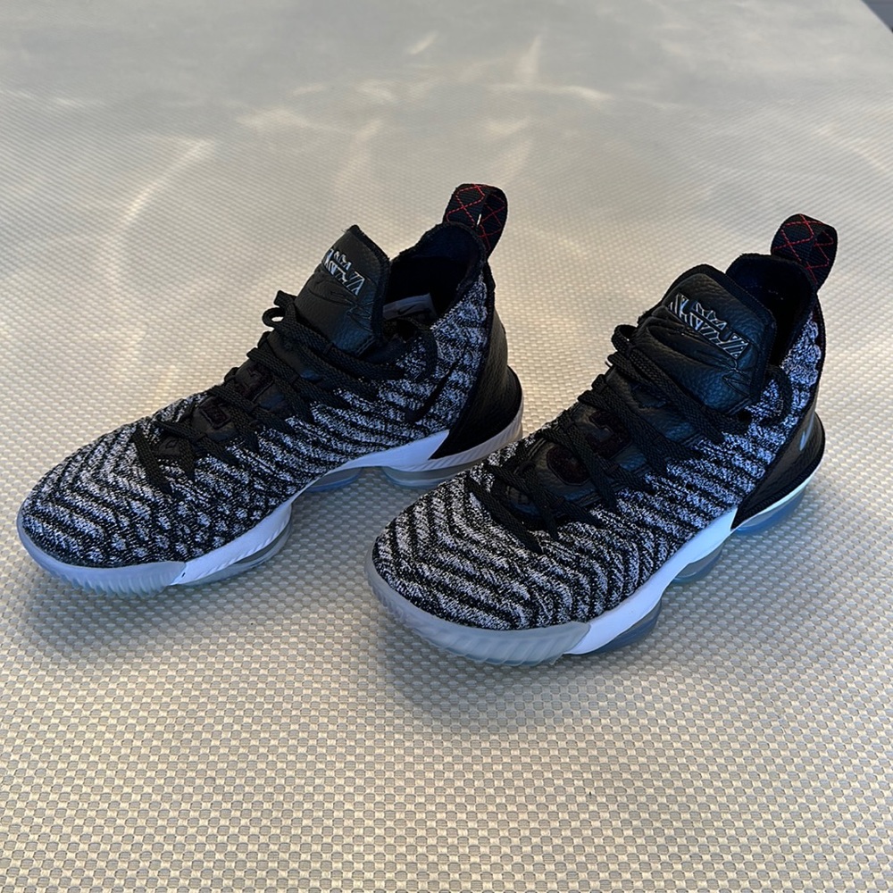 Nike Lebron 16 M7/W8.5 very very good condition. Used indoor only for basketball